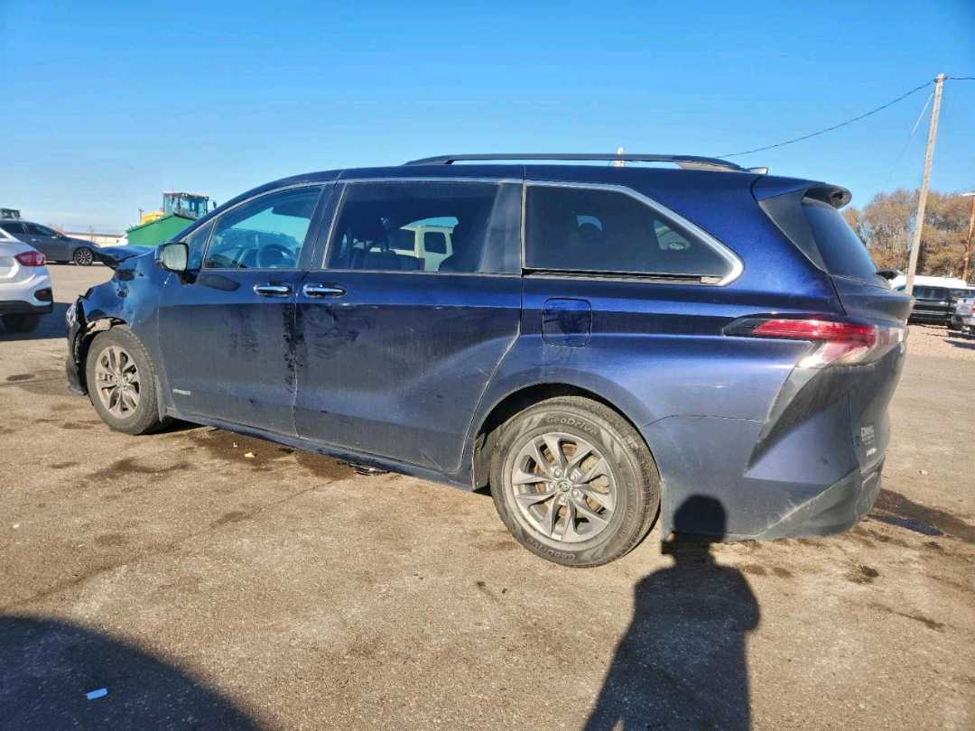 Car Image 2021 TOYOTA SIENNA