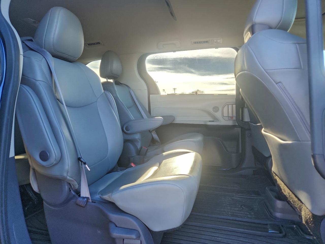 Car Image 2021 TOYOTA SIENNA