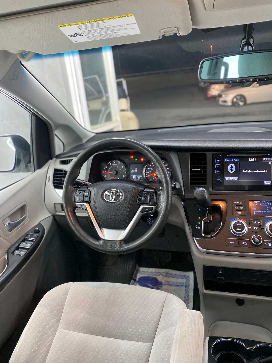 Car Image 2017 TOYOTA SIENNA 