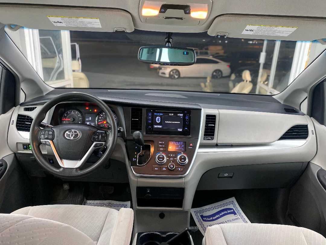 Car Image 2017 TOYOTA SIENNA 