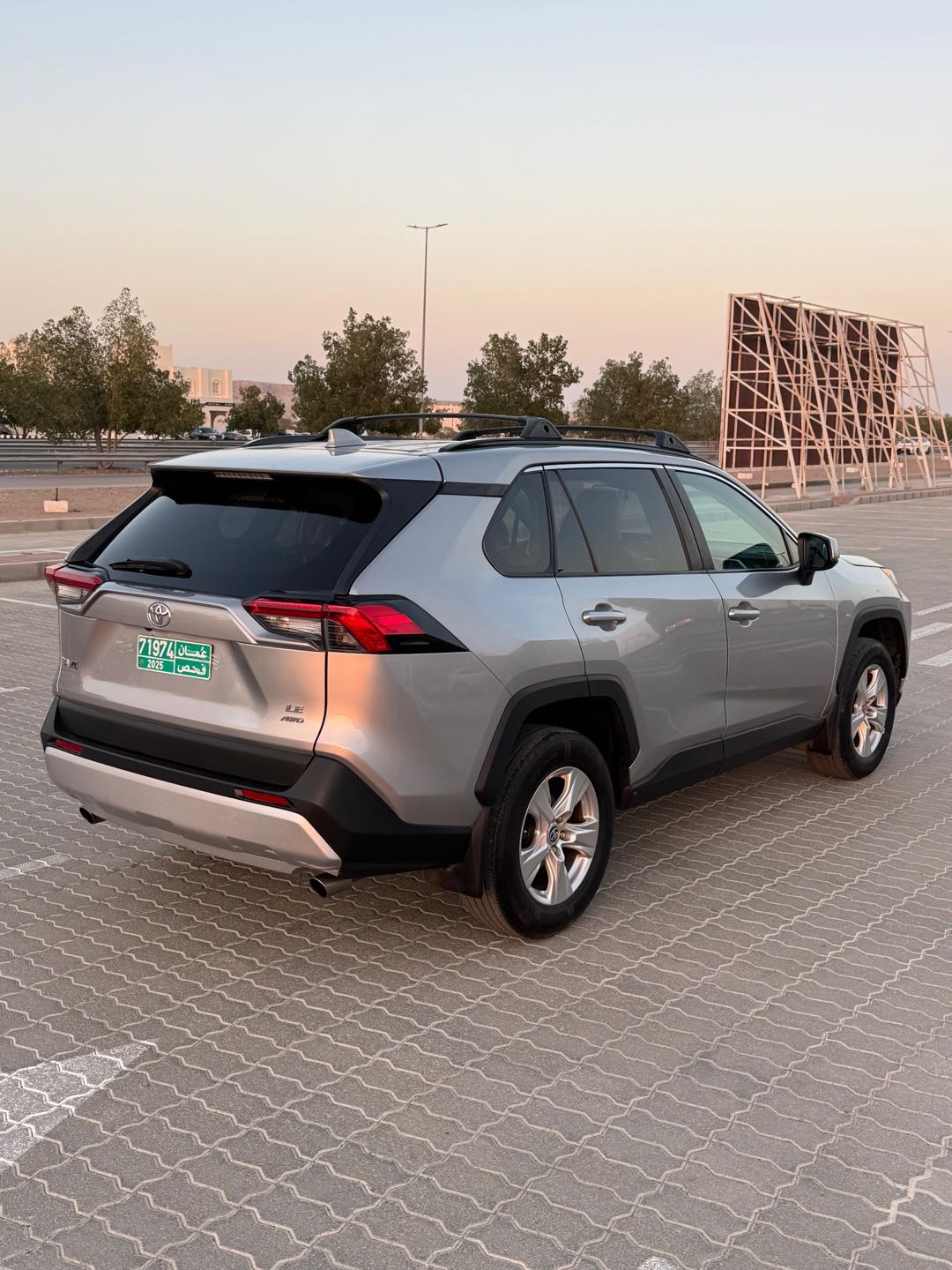 Car Image 2019 TOYOTA RAV4 LE