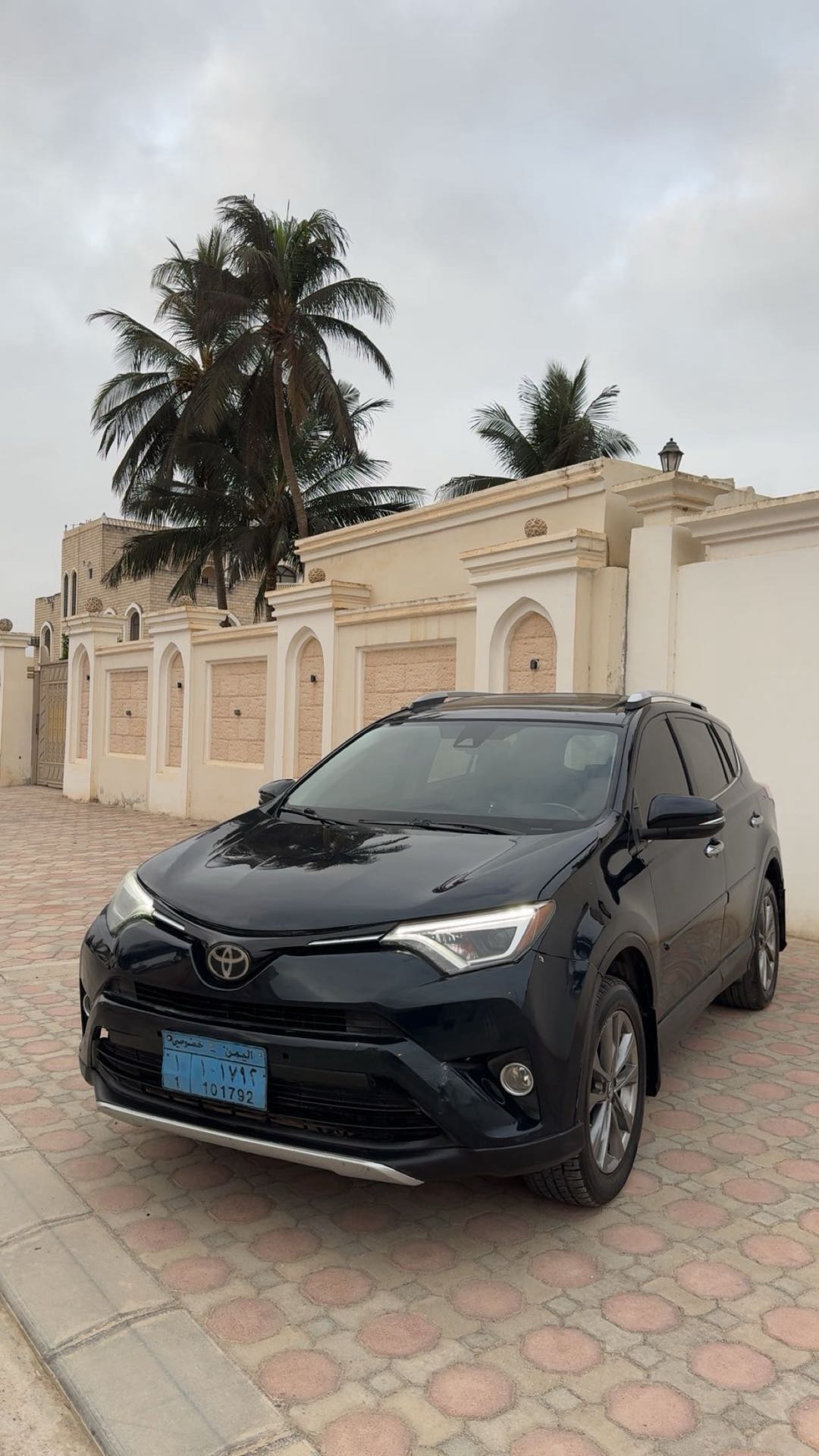 Car Image 2018 TOYOTA RAV4 LIMITED