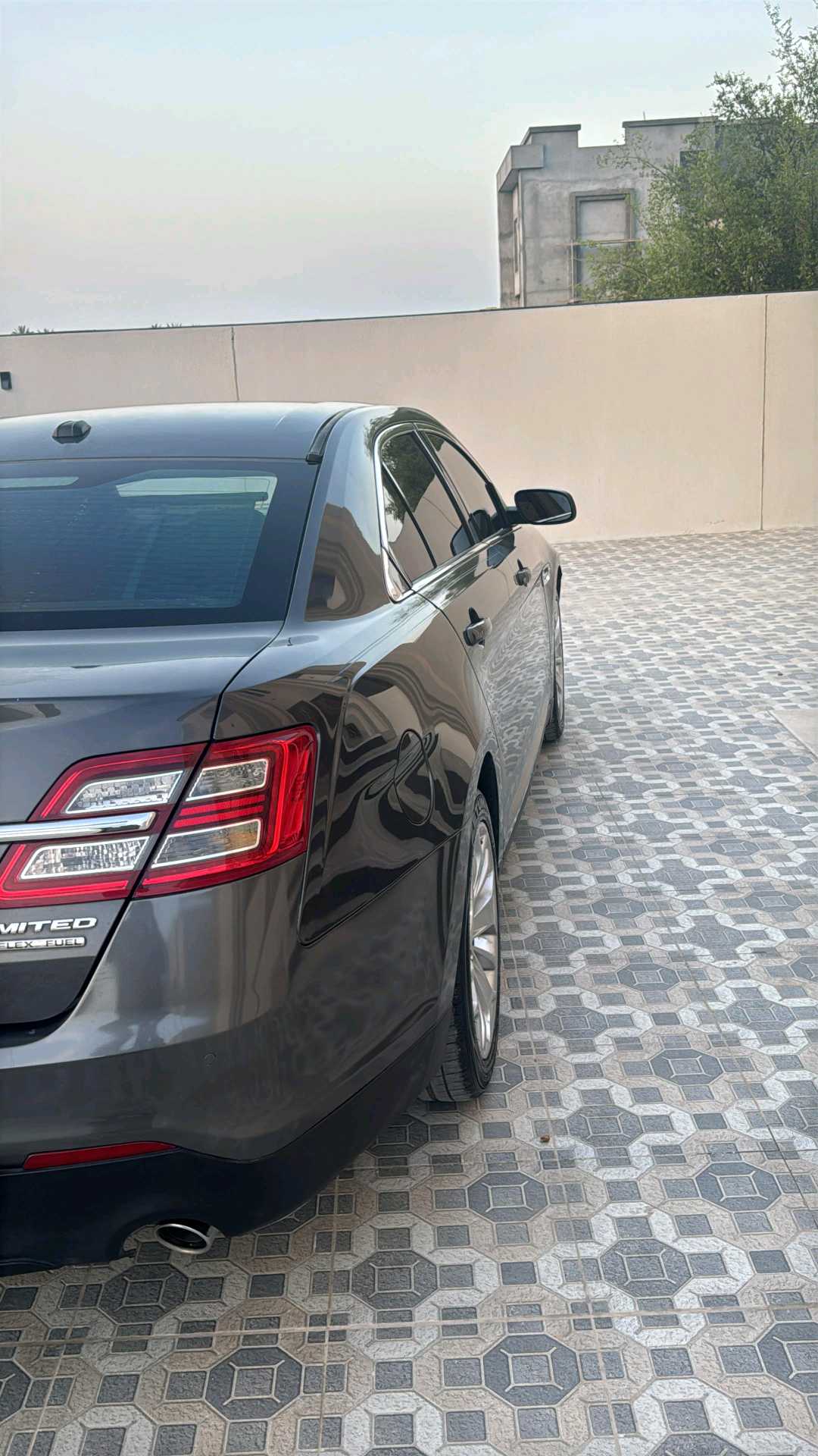 Car Image 2018 FORD TAURUS Limited