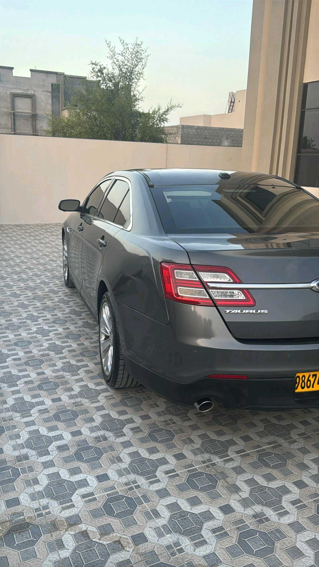 Car Image 2018 FORD TAURUS Limited