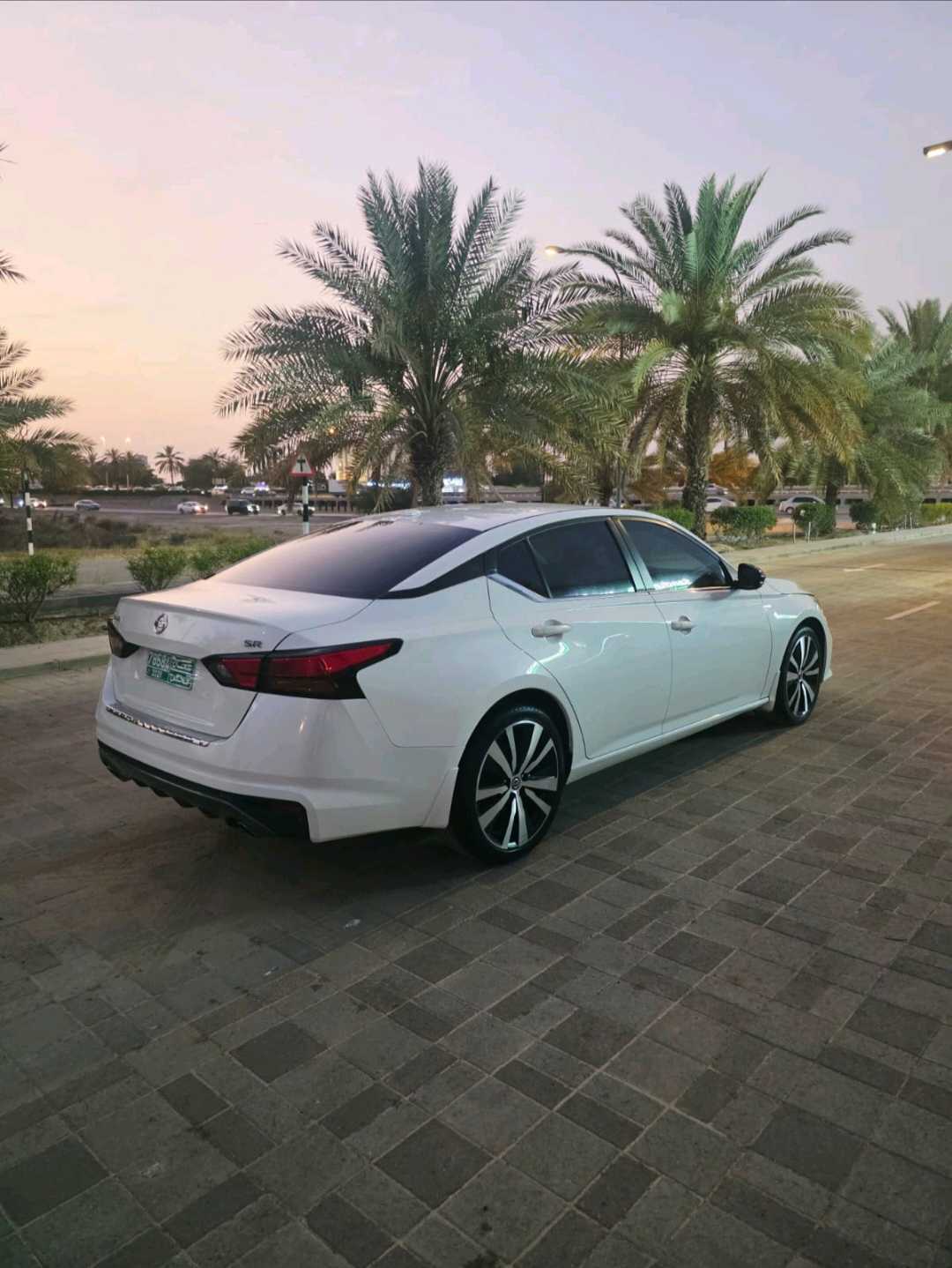 Car Image 2019 NISSAN ALTIMA SR