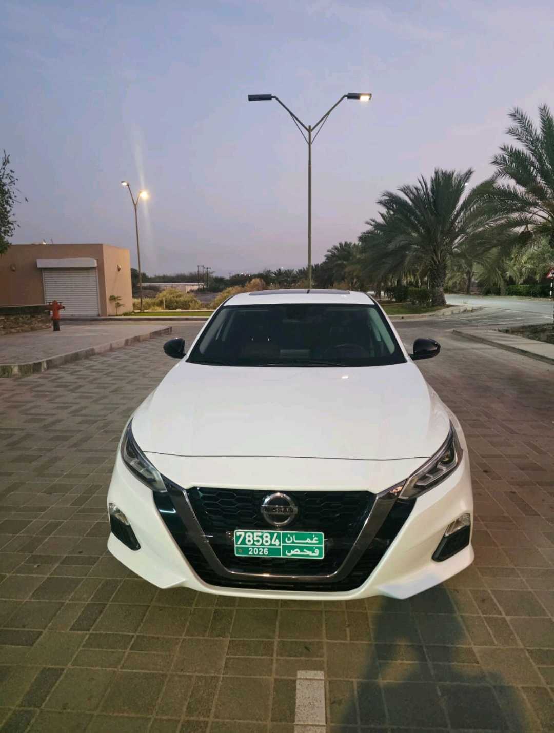 Car Image 2019 NISSAN ALTIMA SR