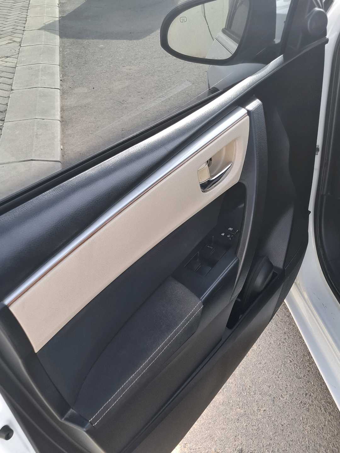 Car Image 2015 TOYOTA COROLLA LE