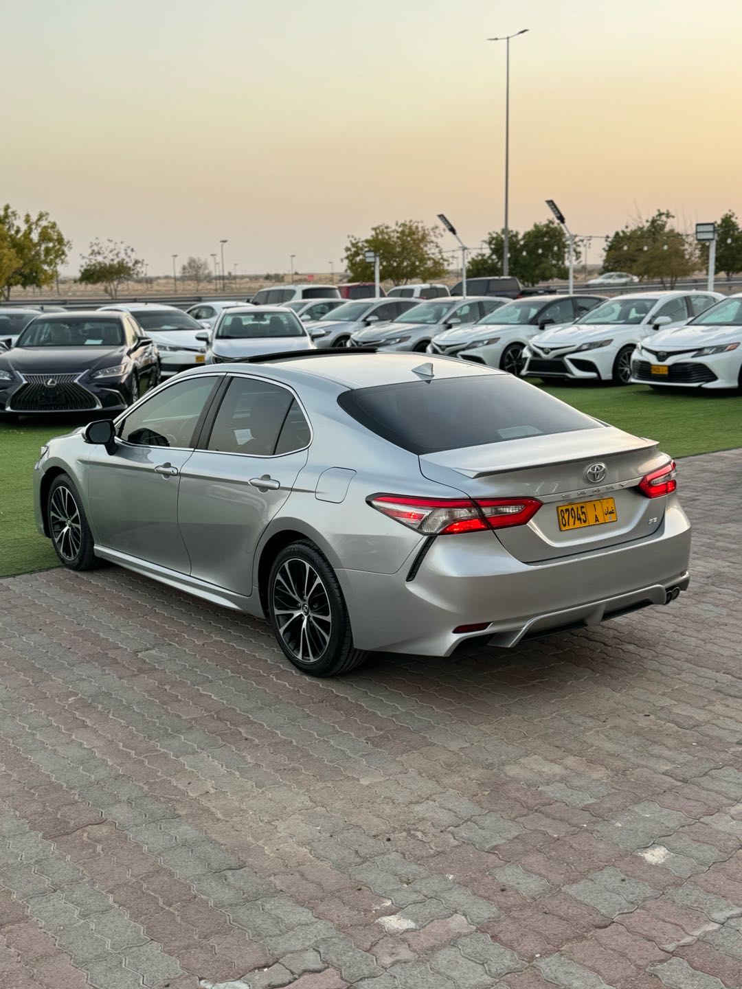 Car Image 2018 TOYOTA CAMRY SE