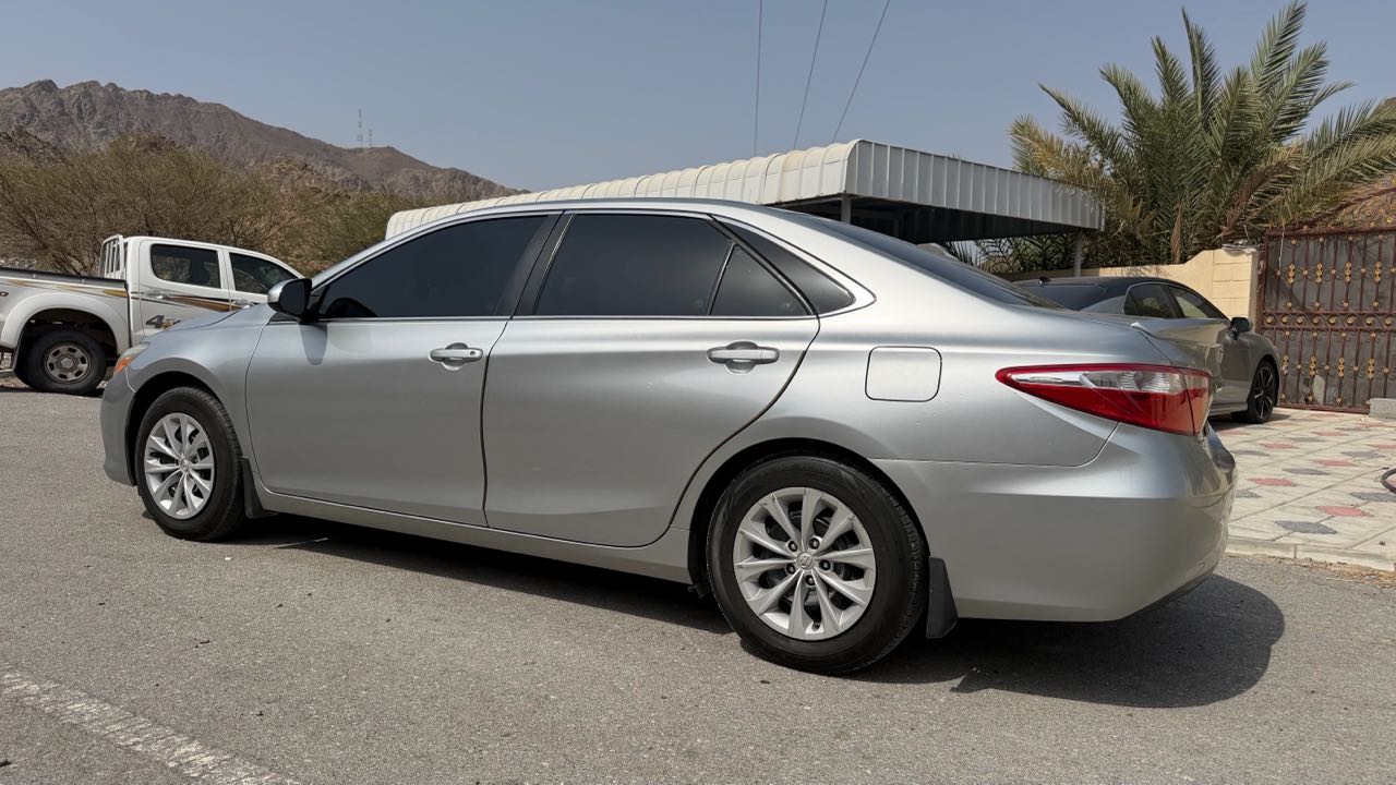 Car Image 2015 TOYOTA CAMRY SE