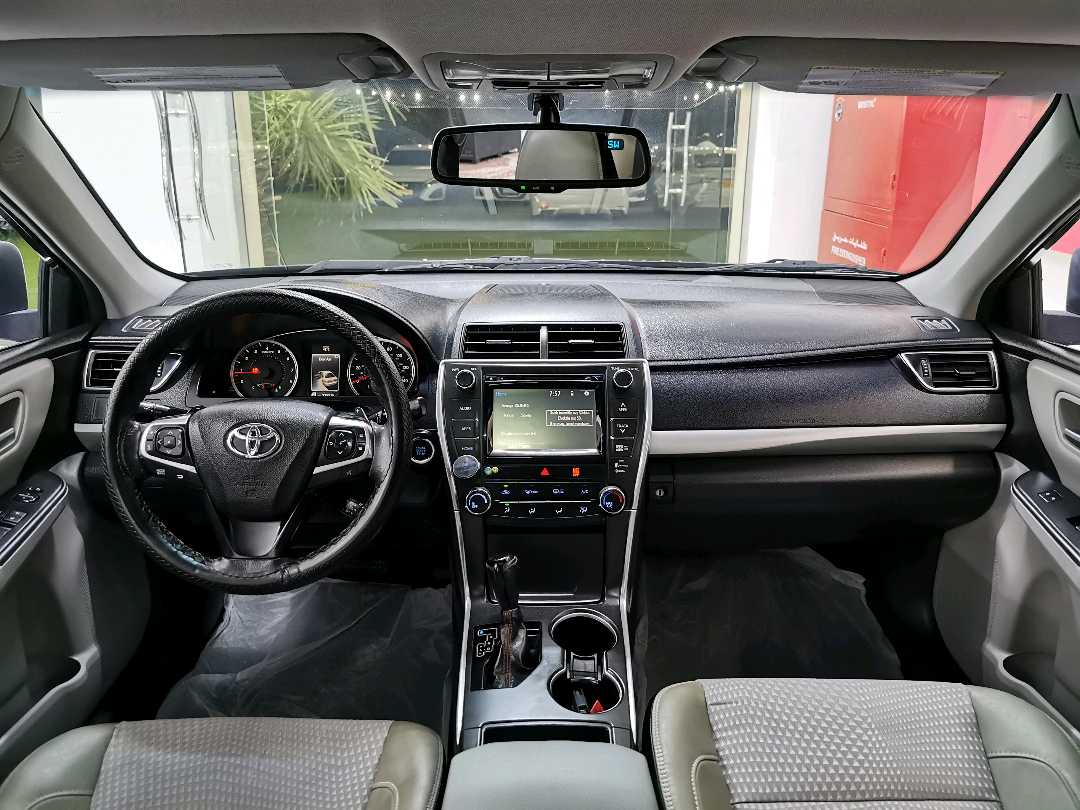Car Image 2015 TOYOTA CAMRY SE
