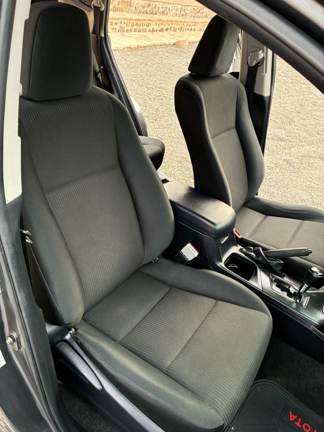 Car Image 2017 TOYOTA RAV4 LE