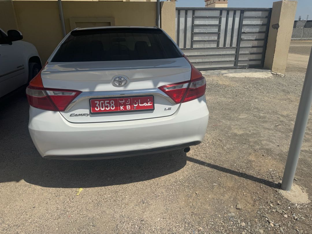Car Image 2015 TOYOTA CAMRY LE