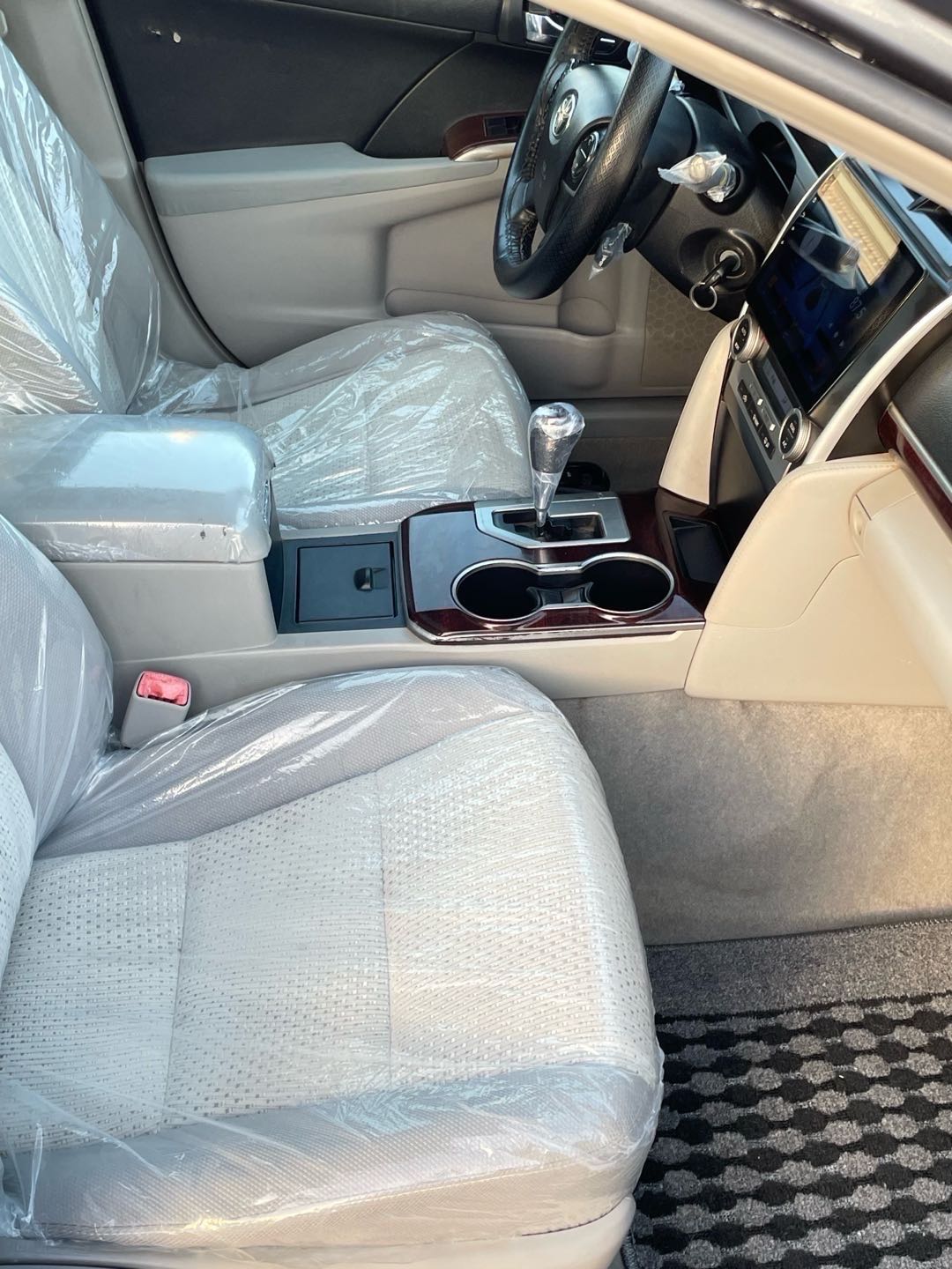 Car Image 2014 TOYOTA CAMRY XLE