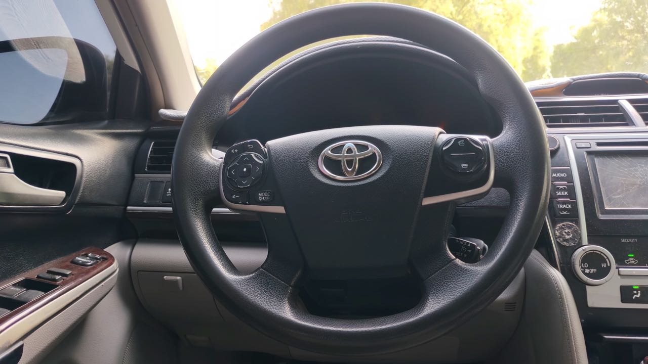 Car Image 2012 TOYOTA CAMRY SE