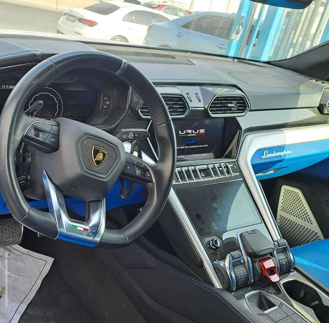 Car Image 2022 LAMBORGHINI URUS