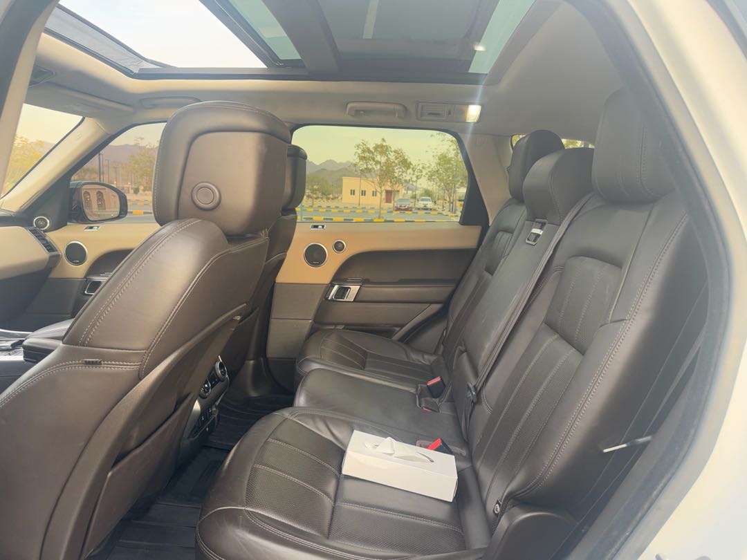 Car Image 2019 LAND ROVER SPORT 
