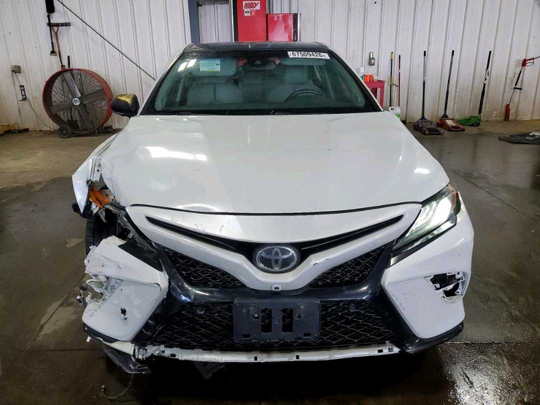 Car Image 2018 TOYOTA CAMRY