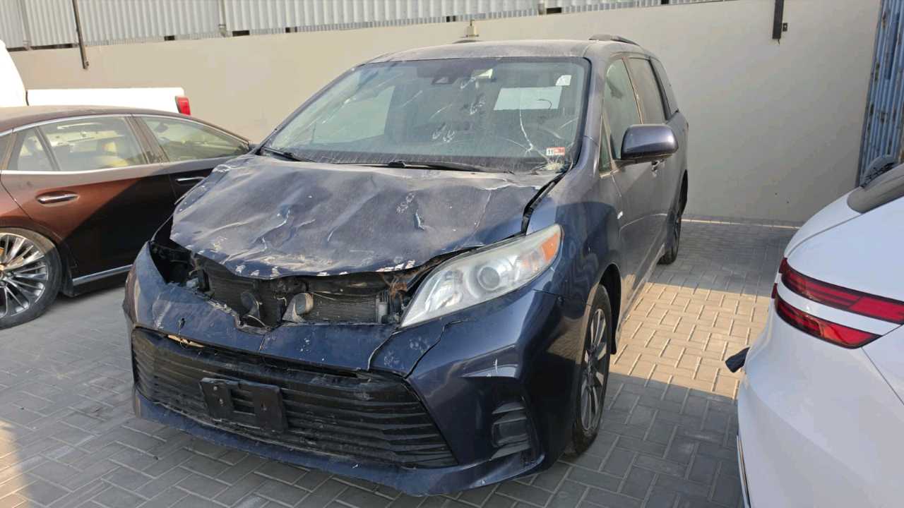 Car Image 2019 TOYOTA SIENNA