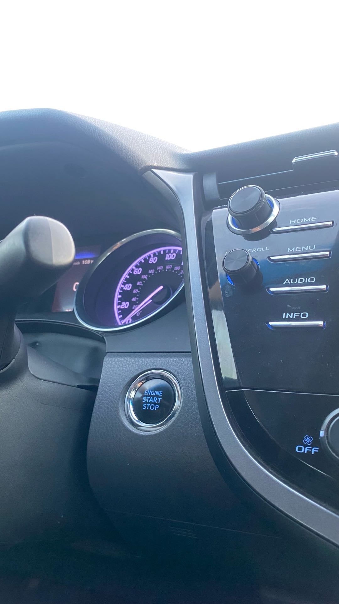 Car Image 2018 TOYOTA CAMRY LE