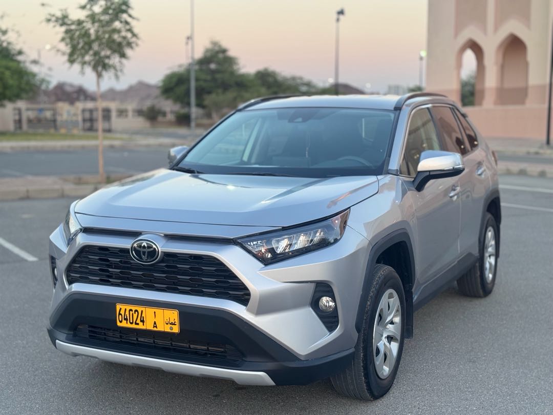 Car Image 2019 TOYOTA RAV4 LE