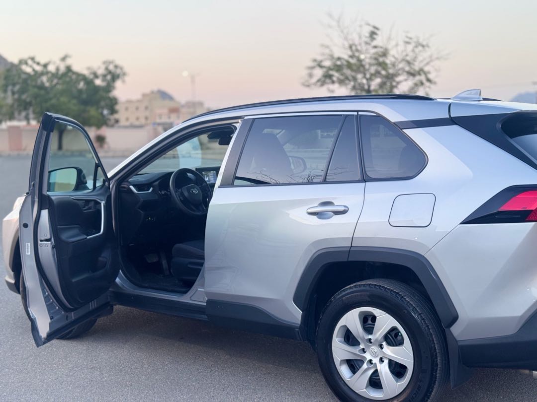 Car Image 2019 TOYOTA RAV4 LE