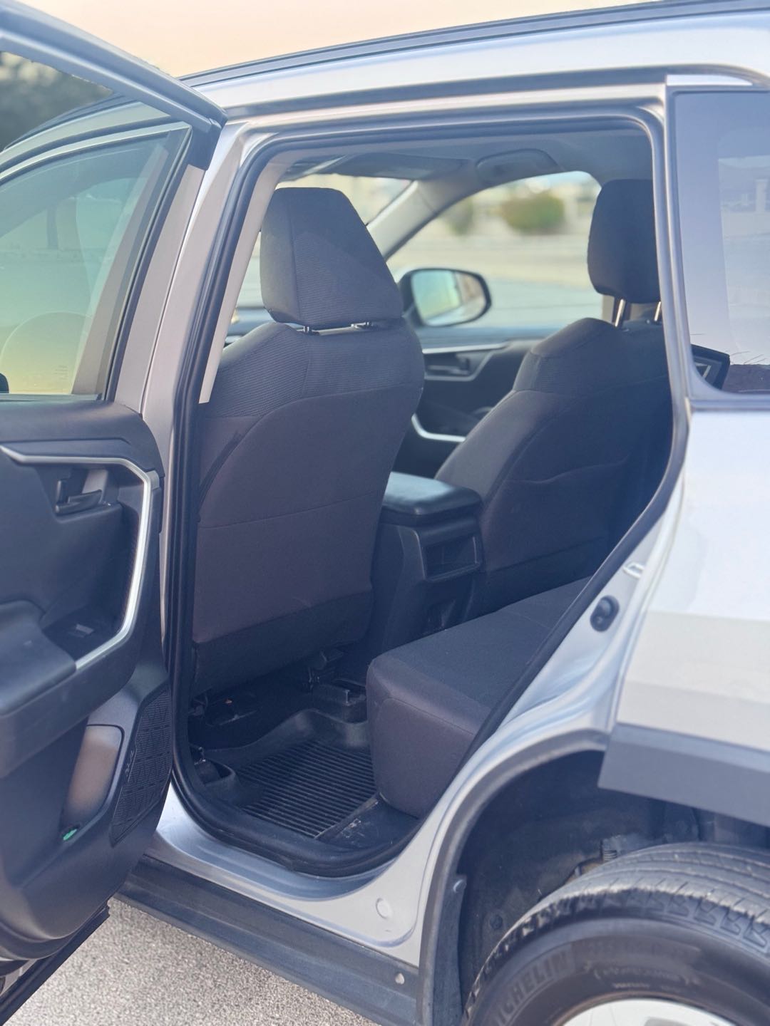 Car Image 2019 TOYOTA RAV4 LE