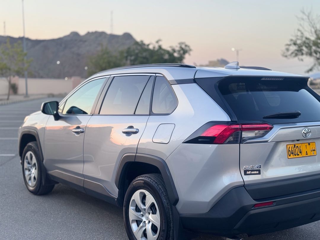 Car Image 2019 TOYOTA RAV4 LE