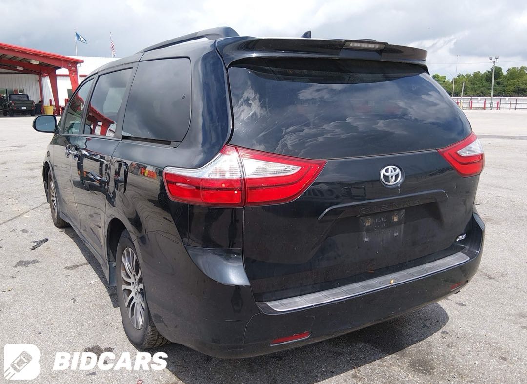 Car Image 2018 TOYOTA SIENNA