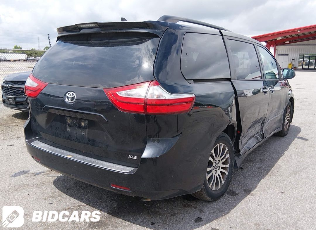 Car Image 2018 TOYOTA SIENNA