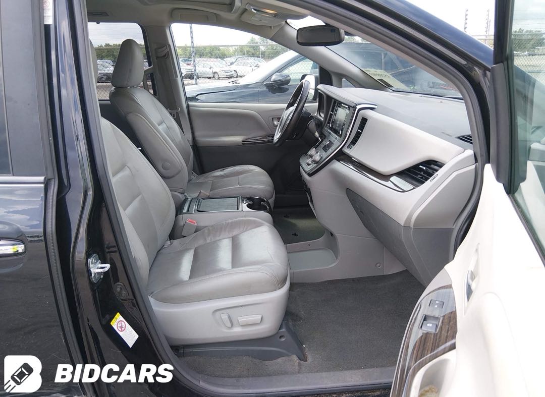 Car Image 2018 TOYOTA SIENNA