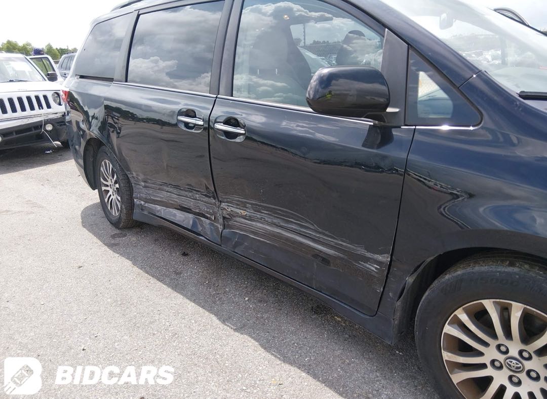 Car Image 2018 TOYOTA SIENNA
