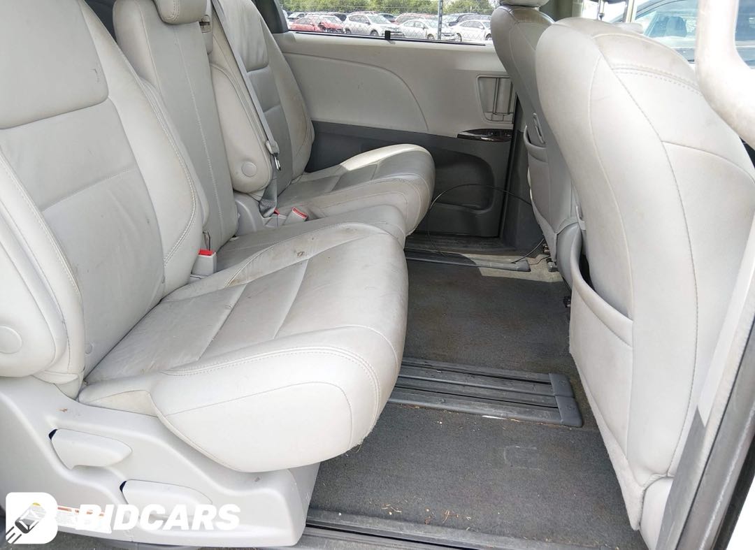 Car Image 2018 TOYOTA SIENNA
