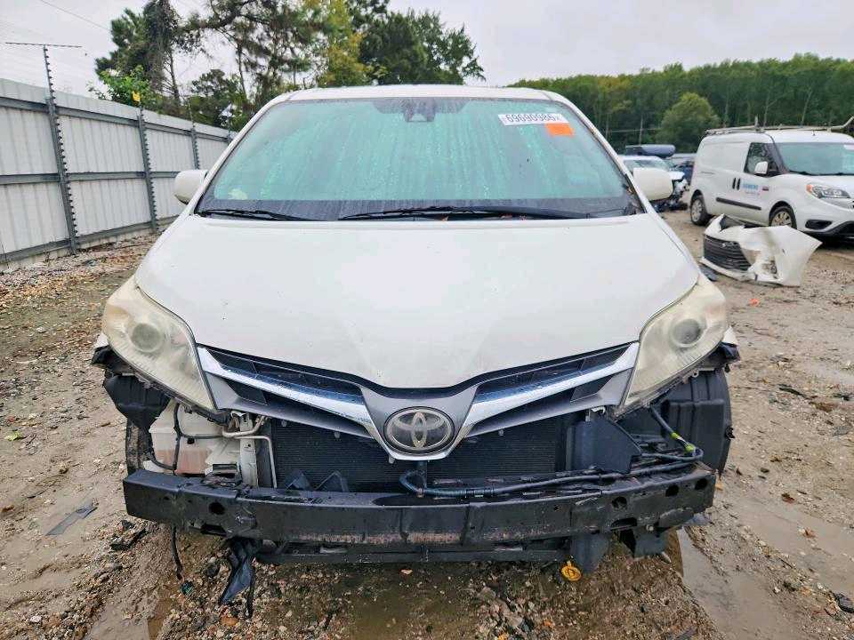 Car Image 2018 TOYOTA SIENNA