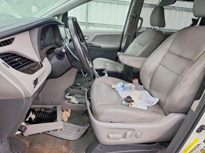 Car Image 2018 TOYOTA SIENNA