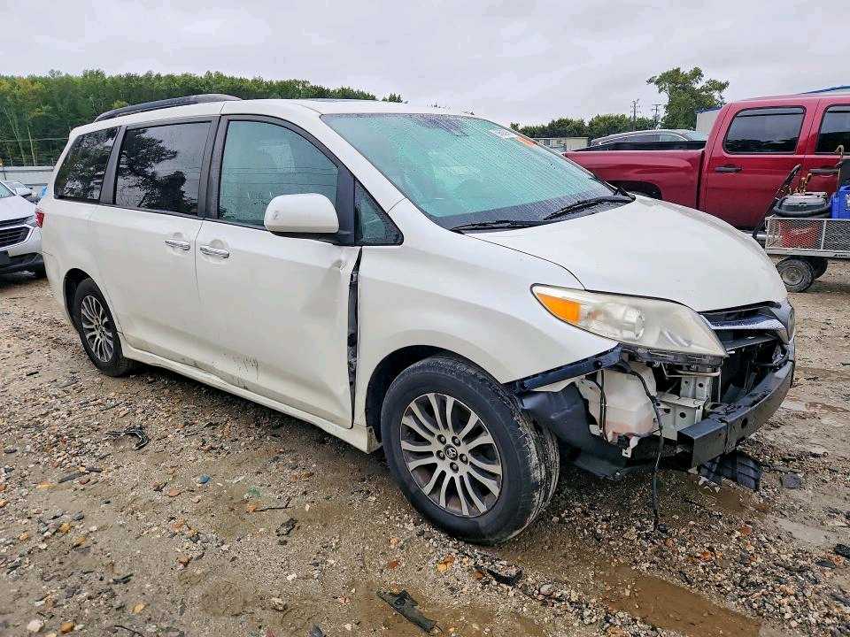 Car Image 2018 TOYOTA SIENNA