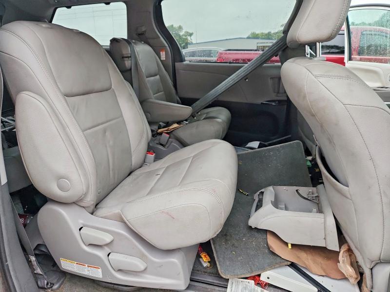 Car Image 2018 TOYOTA SIENNA