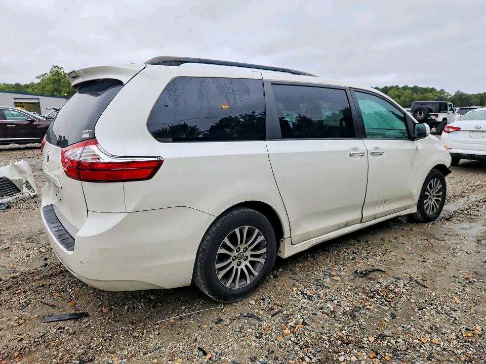 Car Image 2018 TOYOTA SIENNA