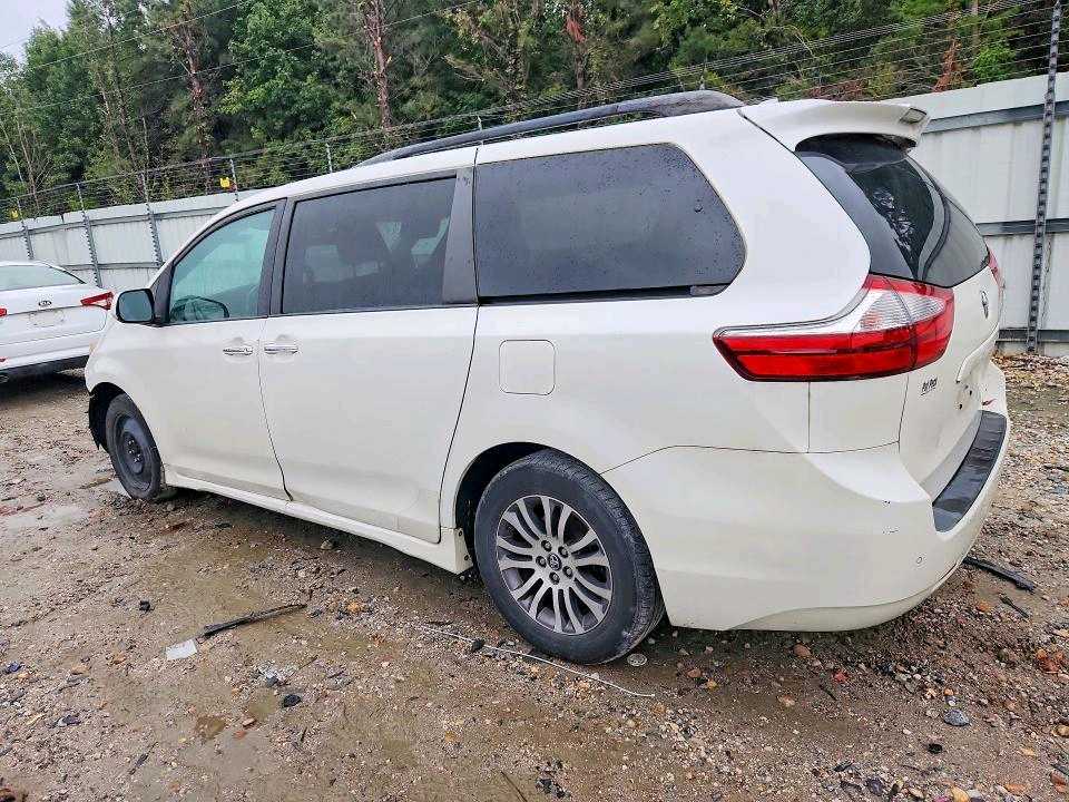 Car Image 2018 TOYOTA SIENNA