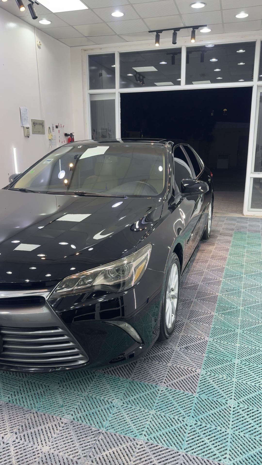 Car Image 2015 TOYOTA CAMRY XLE