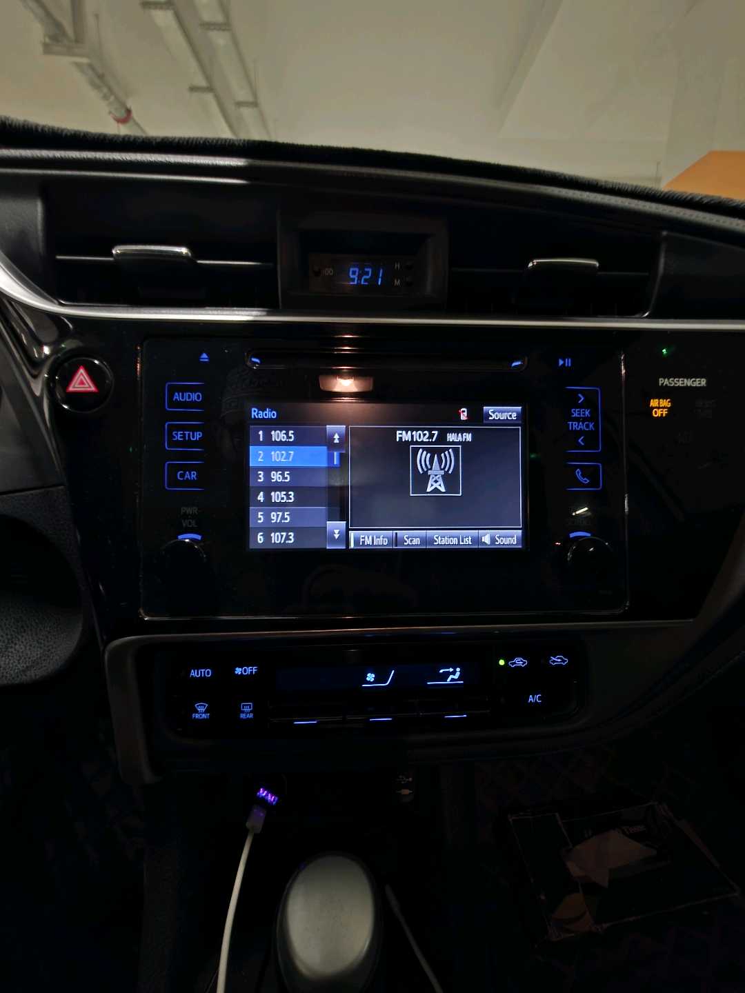 Car Image 2017 TOYOTA COROLLA SE