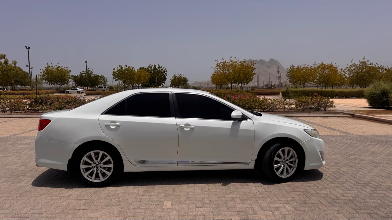 Car Image 2015 TOYOTA CAMRY LE