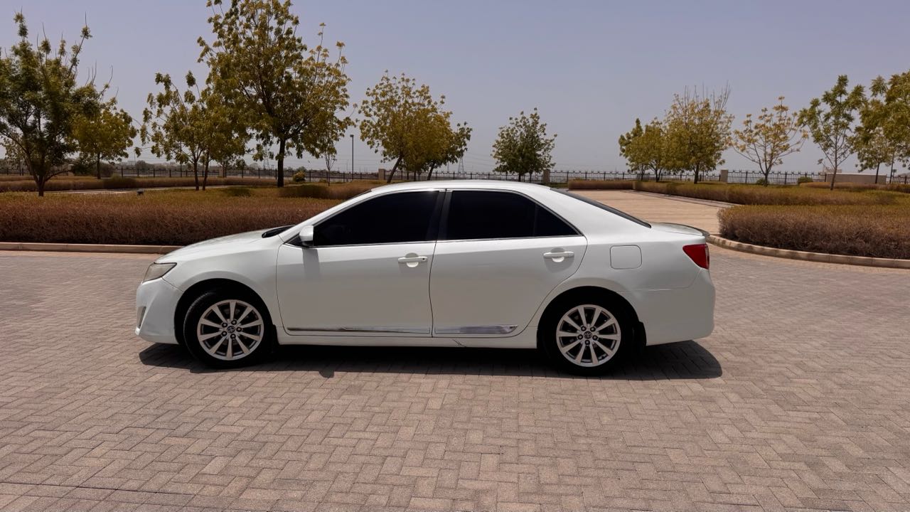 Car Image 2015 TOYOTA CAMRY LE