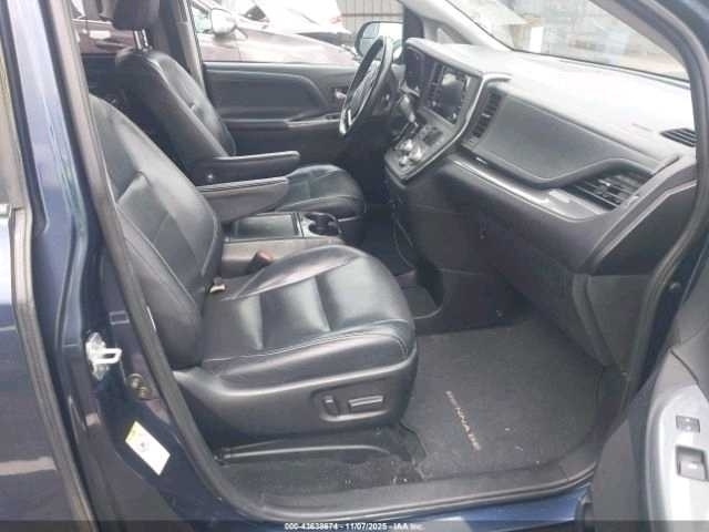 Car Image 2019 TOYOTA SIENNA