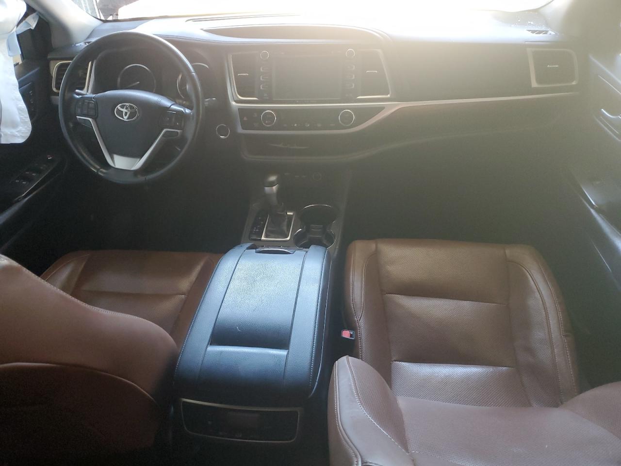 Car Image 2019 TOYOTA HIGHLANDER