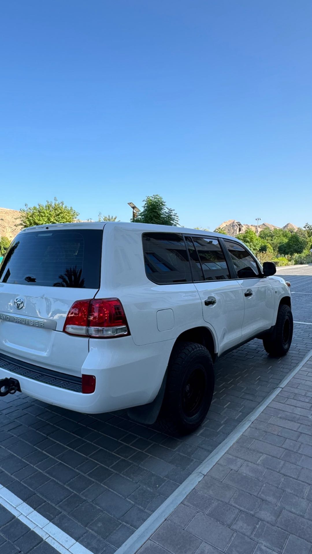 Car Image 2011 TOYOTA LAND CRUISER GX