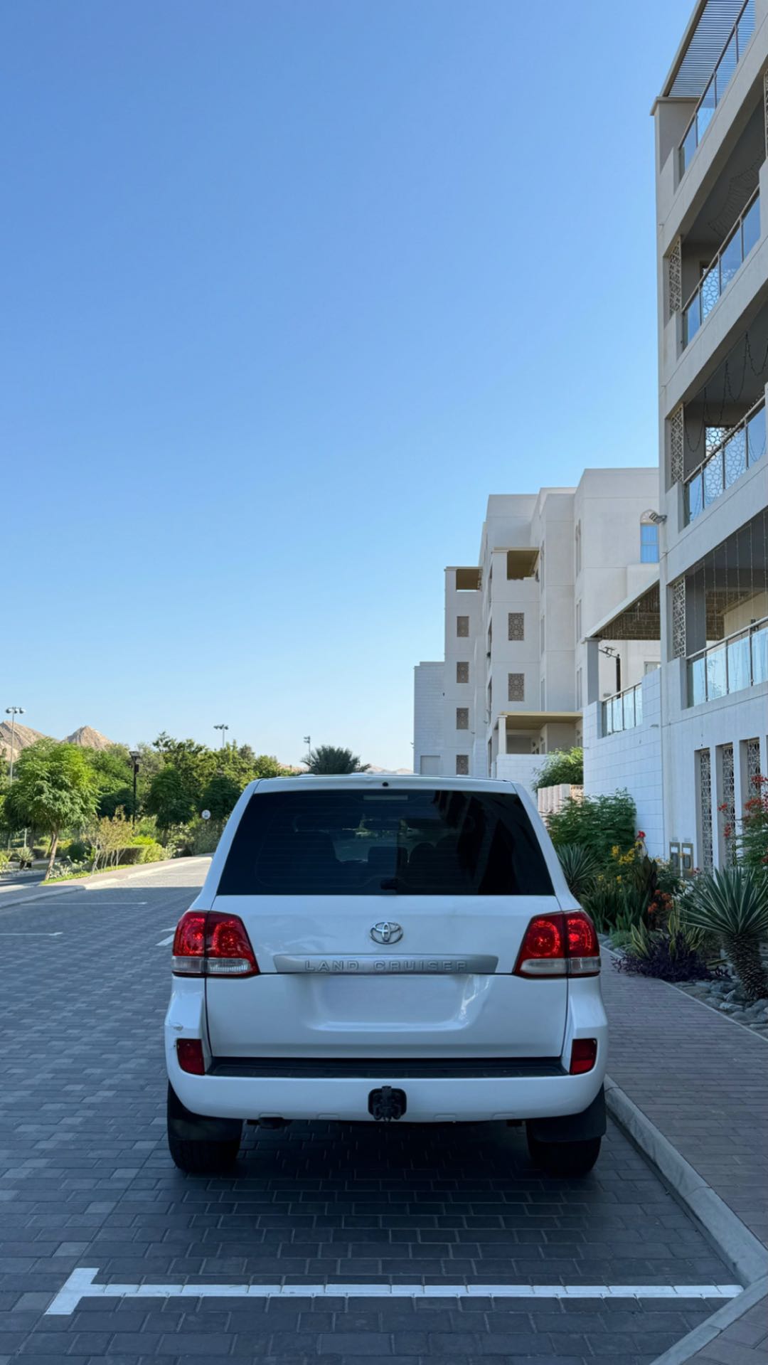 Car Image 2011 TOYOTA LAND CRUISER GX