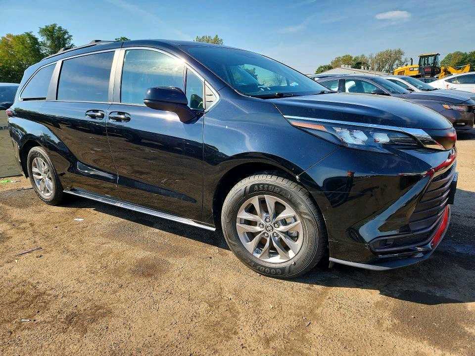 Car Image 2024 TOYOTA SIENNA