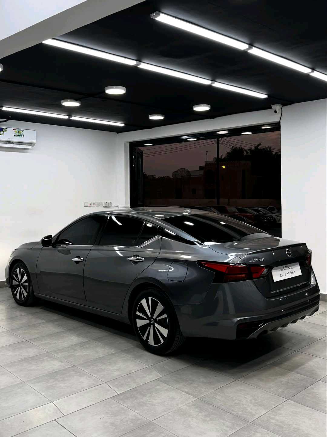 Car Image 2020 NISSAN ALTIMA SR