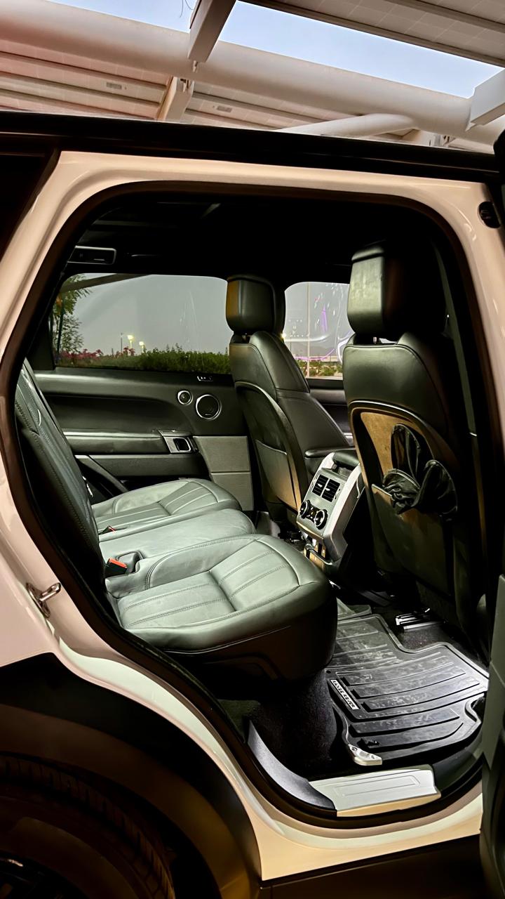 Car Image 2019 LAND ROVER SPORT 