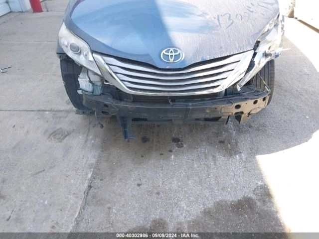 Car Image 2017 TOYOTA SIENNA